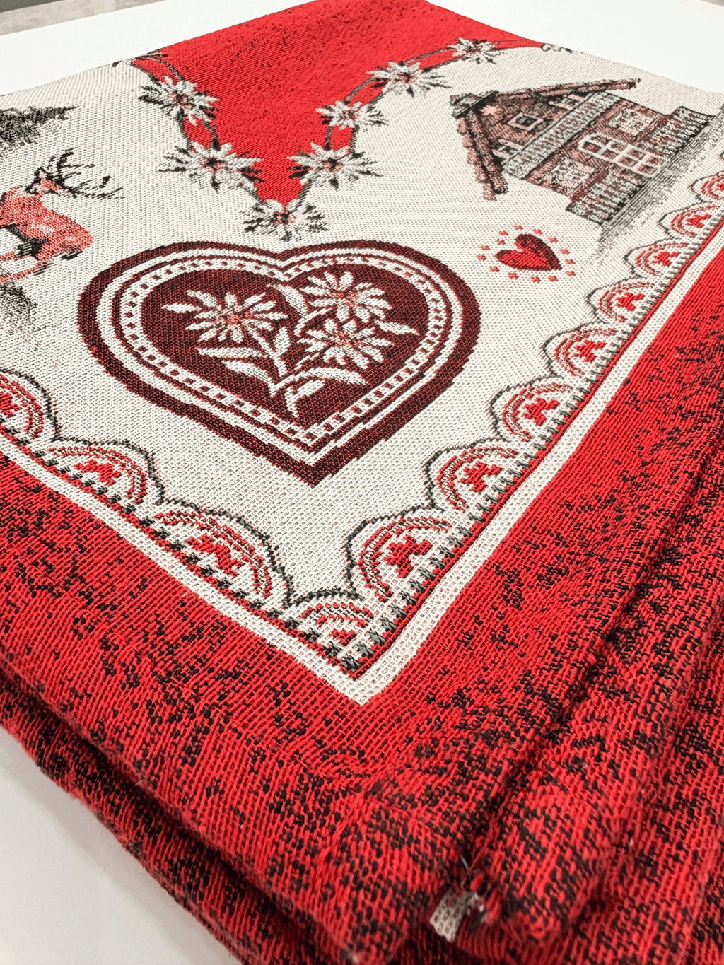 Tovaglia rossa casetta e cervo